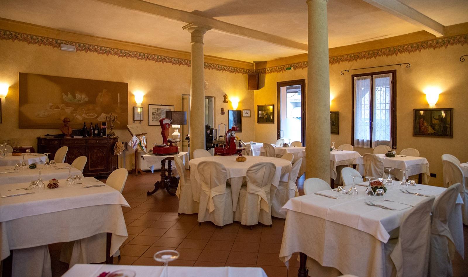 Il caminetto della sala da pranzo